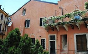 Abbraccio Di Verona